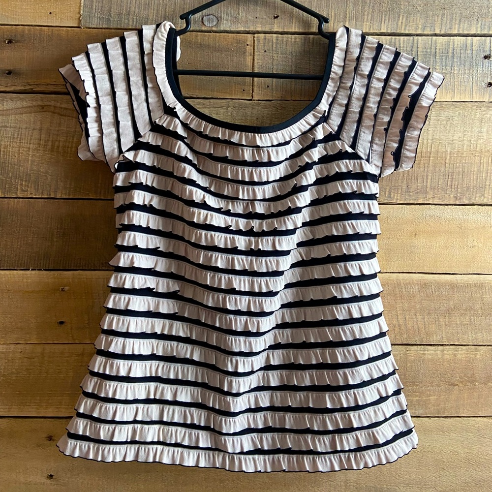Ruffle top by Joseph Ribkoff, size 8/M. Super cute fit off the shoulder or on.